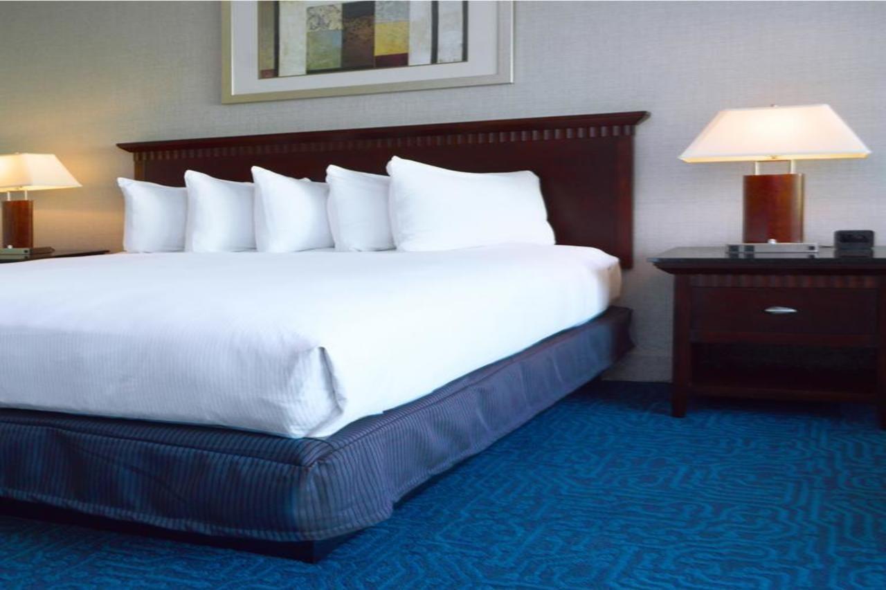 Готель Doubletree By Hilton Newark-Fremont Екстер'єр фото