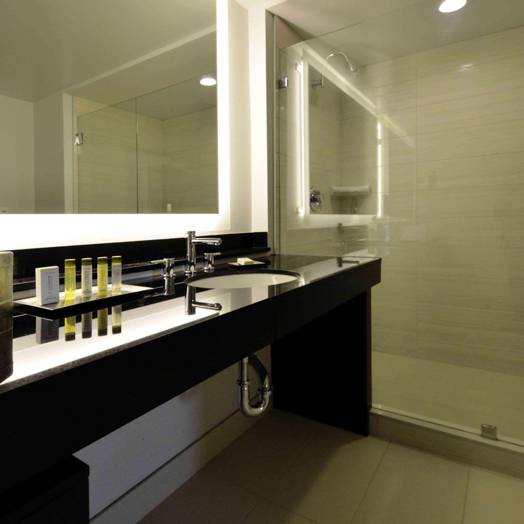 Готель Doubletree By Hilton Newark-Fremont Екстер'єр фото