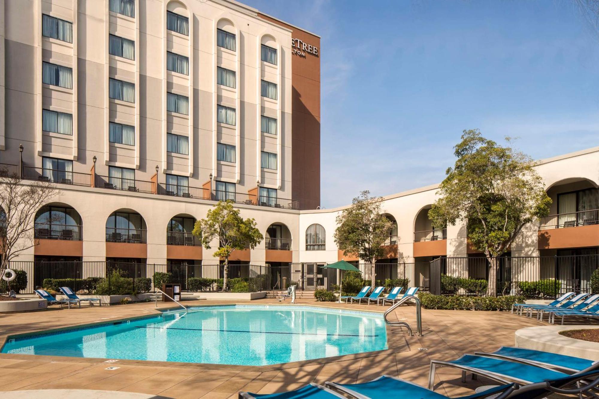 Готель Doubletree By Hilton Newark-Fremont Екстер'єр фото